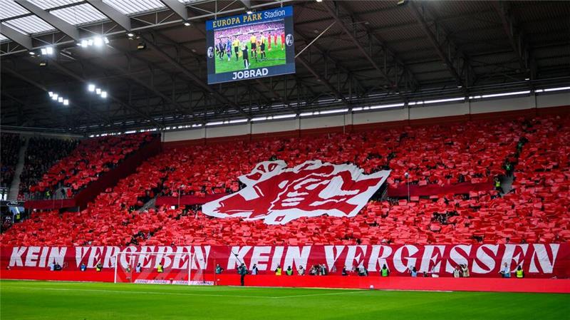 Kane mit Wucht: FC Bayern siegt knapp in Freiburg Die SC-Fans erinnern an die Schrecken der Nazi-Herrschaft.