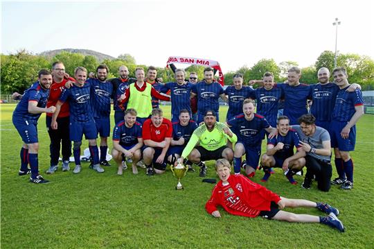 Die SG Ildehausen/Kirchberg sichert sich im Wettbewerb der 2. Nordharzklasse den Pokal der Goslarschen Zeitung. Foto: Epping