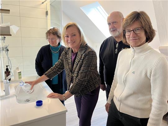 Die SPD-Bundestagsabgeordnete Dunja Kreiser aus dem Landkreis Wolfenbüttel nimmt im SPD-Wahlkreisbüro auf den Goslarschen Höfen symbolisch eine Wasserprobe. Zuvor haben Susanne Gerstner (r.), die niedersächsische BUND-Vorsitzende, sowie Dr. Friedhart Knolle und Sabine Seifarth (l.) vom BUND-Westharz mit Kreiser über Ewigkeitschemikalien im Trinkwasser gesprochen.