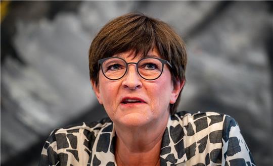 Die SPD-Bundesvorsitzende Saskia Esken verteidigt Pläne zum Bau eines LNG-Terminals in der Ostsee.