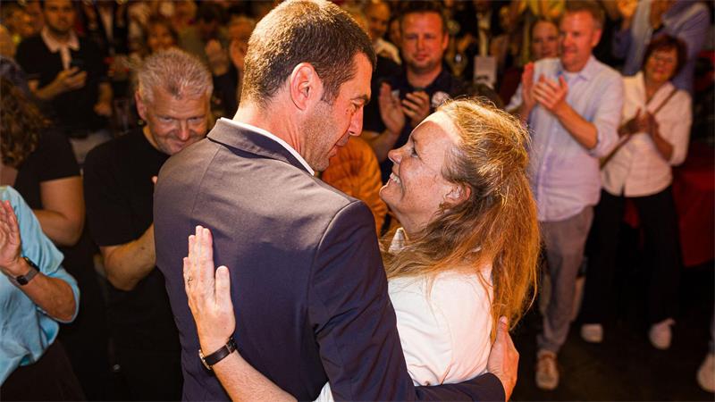Die SPD-Kandidaten von der Ohe (links) und Bender ziehen in die Stichwahl um die Ämter des Oberbürgermeisters und des Regionspräsidenten von Hannover ein.