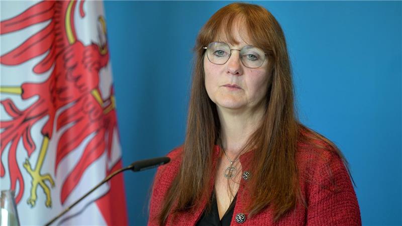 „Traum begraben“ - Brandenburgs Innenministerin tritt zurück Die SPD-Politikerin Katrin Lange gibt nach tagelangem Streit um die Entlassung des Verfassungsschutzchefs in Brandenburg ihr Amt als Innenministerin auf.