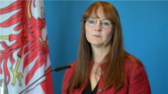 Die SPD-Politikerin Katrin Lange gibt nach tagelangem Streit um die Entlassung des Verfassungsschutzchefs in Brandenburg ihr Amt als Innenministerin auf.