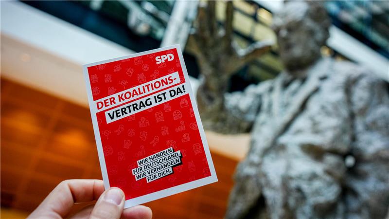 Goslarer SPD sieht Rückendeckung für Schwarz-Rot in Berlin Die SPD-Spitze wirbt mit einem Flyer im Willy-Brandt-Haus für den Koalitionsvertrag.