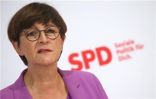 Die SPD-Vorsitzende Saskia Esken beantwortet nach einer hybriden Sitzung ihrer Partei im Willy-Brandt-Haus Fragen von Journalisten.