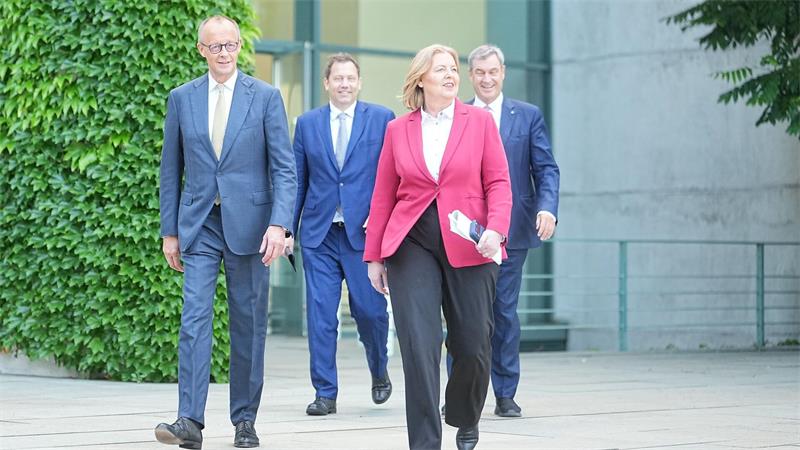 Wackeln Bärbel Bas und Lars Klingbeil? Die SPD-Vorsitzenden Bärbel Bas und Lars Klingbeil wird in der Partei vorgehalten, als Teil der Regierung von Friedrich Merz (CDU) zu wenig SPD-Politik durchsetzen zu können. (Archivfoto)