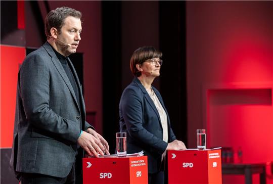 Die SPD-Vorsitzenden Saskia Esken (r) und Lars Klingbeil äußern sich bei einer Pressekonferenz zu der Klausur des SPD-Präsidiums.
