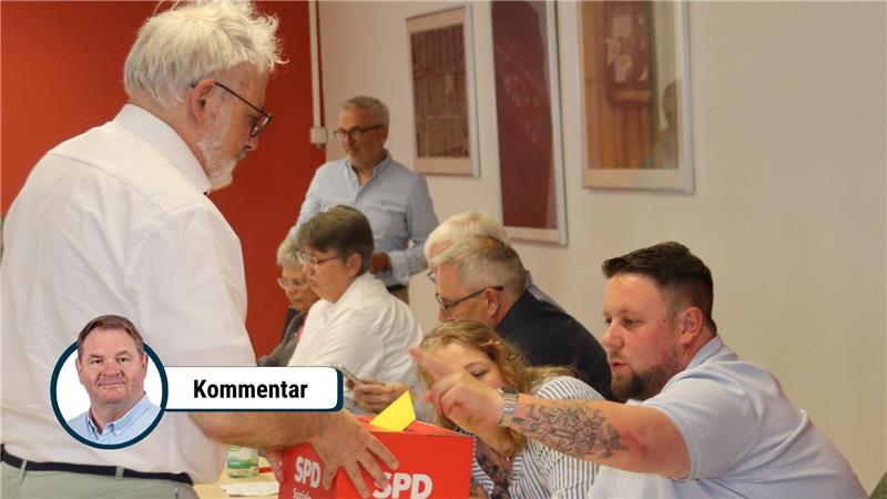 Ein Mann wirft einen Wahlzettel in eine Urne.