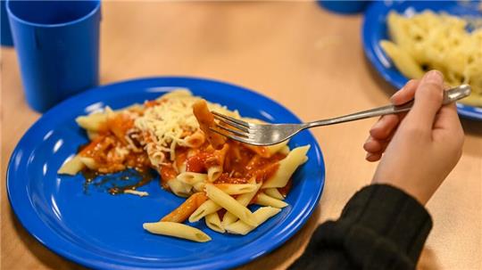 Die SPD will ein kostenfreies Mittagessen in den Schulen einführen. (Symbolbild)