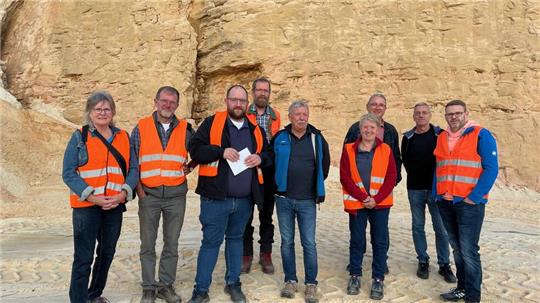 Die SPD/FDP-Ratsgruppe verschaffte sich direkt vor Ort im Quarzsandwerk in Bodenstein einen Überblick über die Arbeiten durch die Firma Holcim.
