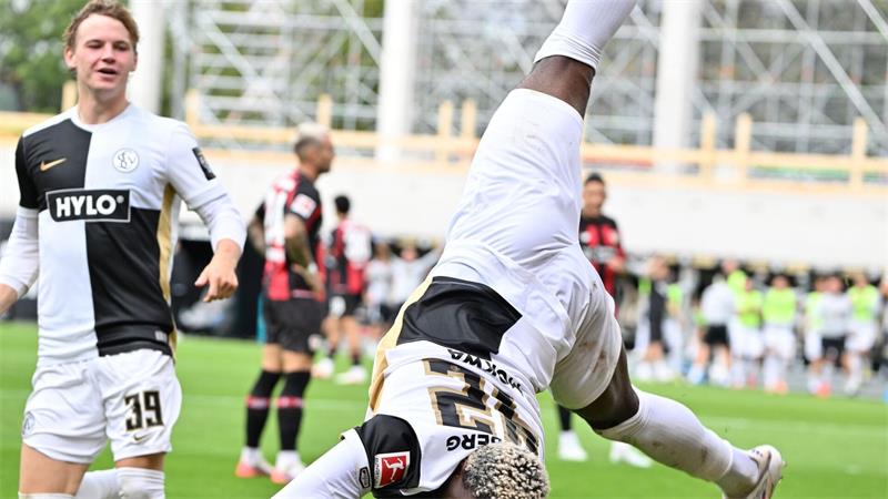 Die SV Elversberg feierte bei ihrem Bundesliga-Debüt einen beeindruckenden Sieg gegen Bayer Leverkusen.