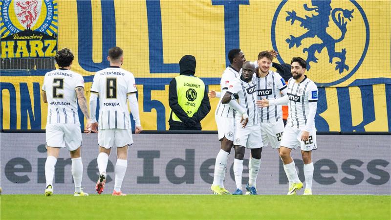 Die SV Elversberg jubelt über ein Tor gegen Braunschweig.