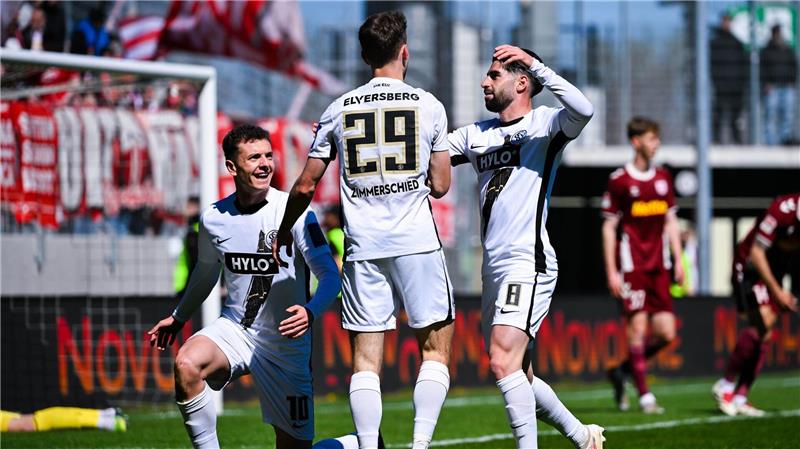 Kantersieg gegen Regensburg: Elversberg bleibt oben dran Die SV Elversberg mischt nach einem klaren Sieg gegen Jahn Regensburg weiter im Aufstiegskampf der 2. Bundesliga mit.