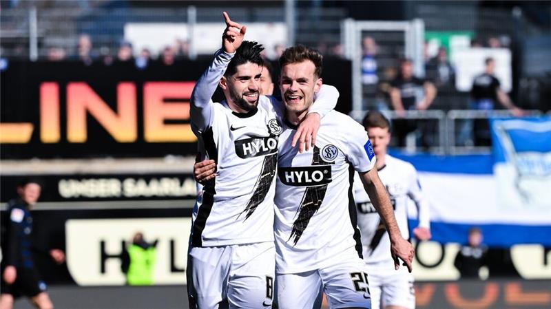 Hertha kassiert 0:4-Abreibung bei Leitls Auswärtspremiere Die SV Elversberg um Semih Sahin und Tom Zimmerschied hatte gegen Hertha BSC allen Grund zur Freude.