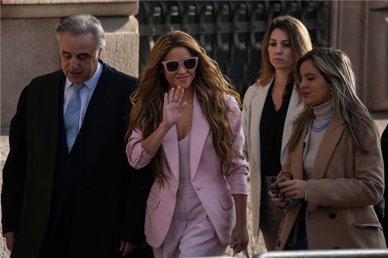 Shakira räumt Steuerbetrug ein und entkommt Haft Die Sängerin Shakira (M) kommt am Gerichtin Barcelona an. Der 46-Jährigen wird vorgeworfen, in den Jahren 2012 bis 2014 insgesamt 14,5 Millionen Euro hinterzogen zu haben.