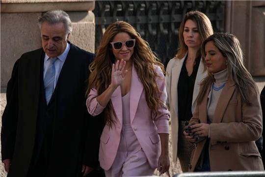 Die Sängerin Shakira (M) kommt am Gerichtin Barcelona an. Der 46-Jährigen wird vorgeworfen, in den Jahren 2012 bis 2014 insgesamt 14,5 Millionen Euro hinterzogen zu haben.