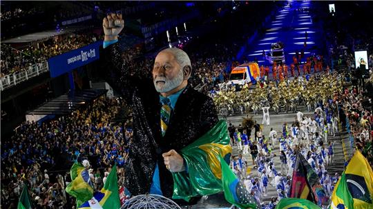 Die Sambaschule „Acadêmicos de Niterói“ würdigte Präsident Lula mit ihrem Auftritt.