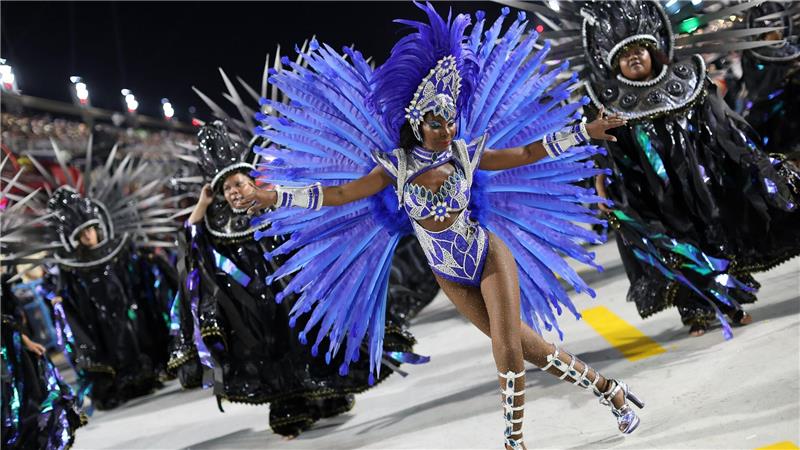 Die Sambaschule „Unidos de Bangu“ tritt in der ersten Nacht des Karnevalsumzugs auf dem Marques de Sapucaí, dem Sambadrom in Rio de Janeiro, Brasilien, auf