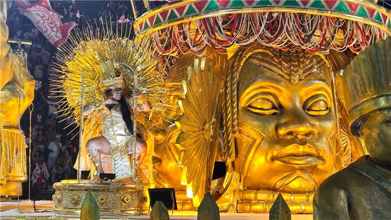 Die Sambaschule „Unidos de Padre Miguel“ tritt im Sambodrom in Rio de Janeiro auf.