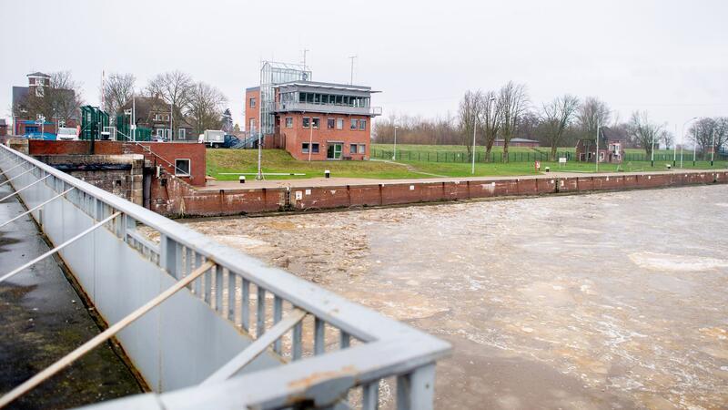 Die Sanierung der Seeschleuse soll im laufenden Betrieb erfolgen und Schätzungen zufolge mindestens 100 Millionen Euro kosten. (Archivbild)