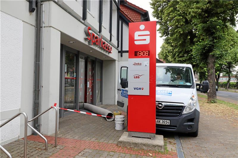 Sparkasse Schladen nach Automatensprengung wieder offen Die Sanierung der Sparkasse in Schladen nach der Geldautomatensprengung ist noch nicht abgeschlossen, der Haupteingang noch blockiert. Aber über den Nebeneingang kann die Filiale zu den Öffnungszeiten bereits wieder betreten werden. Foto: Jambrek