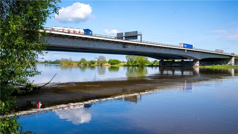 Arbeiten an der Weserbrücke sorgen für Staus auf der A1 Die Sanierung der Weserbrücke im Verlauf der A1 führt zu starken Verkehrsbehinderungen. (Archivbild)