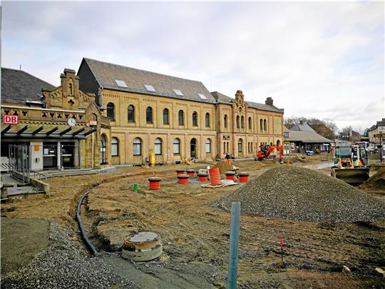 Die Sanierung des Bahnhofsvorplatzes ist in vollem Gange. Die Stadt will für 130.000 Euro Infrastruktur für Fahrräder schaffen.
