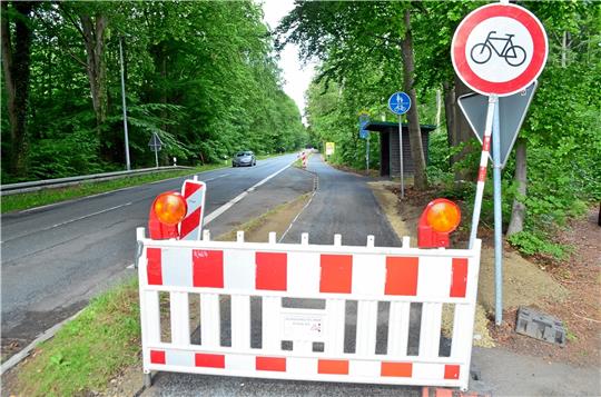 Die Sanierung des Radweges zwischen Bad Harzburg und Eckertal ist fast beendet, am Freitag wird die Baustelle abgebaut. Die Ampel wurde bereits am Mittwochnachmittag weggeräumt.  Fotos: Fricke