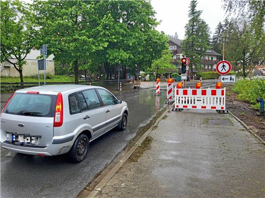 Die Sanierung ist angelaufen: Die Parkstraße in Hahnenklee ist derzeit nur halbseitig befahrbar.  Foto: Roß