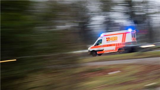 Die Sanitäter bringen den Mann noch ins Krankenhaus. Dort erliegt er seinen Verletzungen. (Symbolbild)