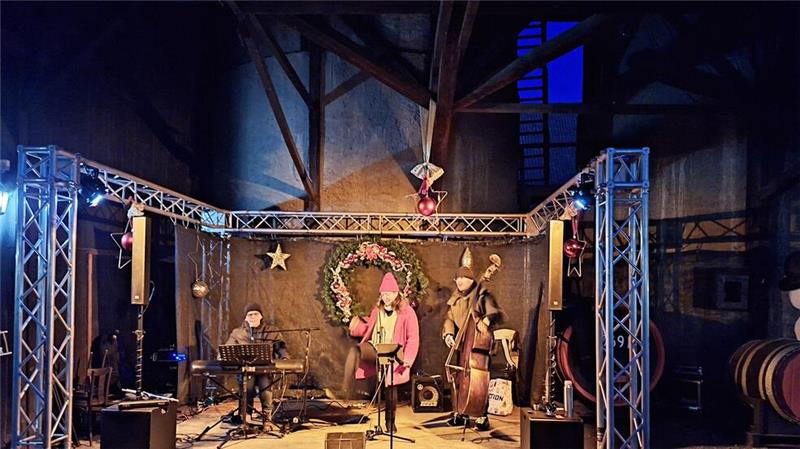 Die „Savoy-Lounge – Jazz-Lounge-Trio“ sorgt auf der Bühne vor der Darre für Stimmung.
