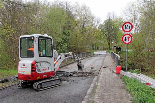 Die Schacht-I-Brücke über die Oker wird saniert, die Vollsperrung soll noch bis Ende Mai gelten. Foto: Hohaus