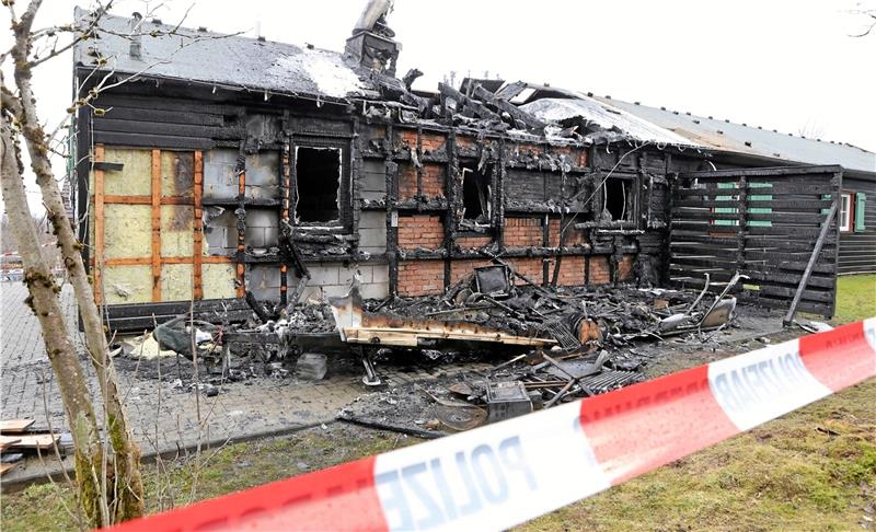 Die Schäden an dem Ferienhaus (Foto) und dem komplett zerstörten Wohnwagen schätzt die Polizei auf etwa 100.000 Euro. Das rot-weiße Flatterband weist auf die Ermittlungen der Polizei hin. Derzeit können die Beamten aber noch nichts Genaues zur Brandursache sagen. Fotos: Neuendorf