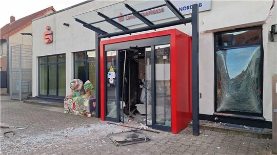 Die Schäden an der Bankfiliale zeugen von einer starken Detonation. Foto: Feuerwehr Seesen