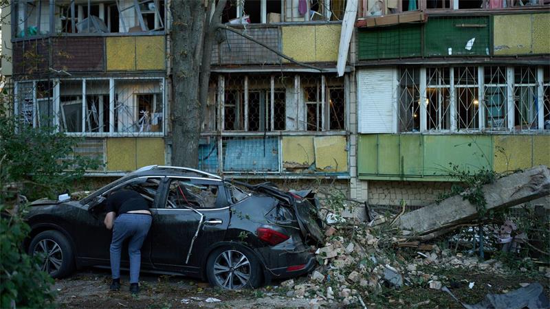 Klitschko: 15 Tote nach russischen Angriffen auf Kiew Die Schäden nach den neuen kombinierten russischen Luftangriffen mit Marschflugkörpern und Drohnen sind massiv.