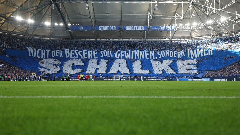 Neuer nach Nullnummer: „Jeder Pfiff ein Kompliment“ Die Schalker Anhänger feierten das erste Heimspiel nach der Rückkehr ins Fußball-Oberhaus mit einer großen Choreographie.