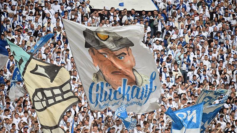 Die Schalker Fans fiebern dem Bundesligastart entgegen. (Archivbild)