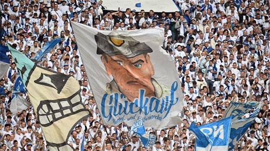 Die Schalker Fans fiebern dem Bundesligastart entgegen. (Archivbild)
