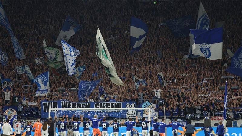 Neuer nach Nullnummer: „Jeder Pfiff ein Kompliment“ Die Schalker Fans und Spieler feierten den Punktgewinn gegen den FC Bayern euphorisch.