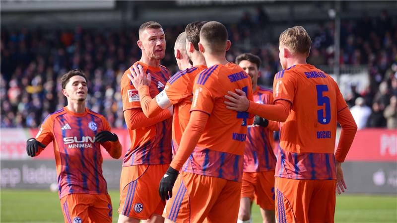 Die Schalker Spieler hatten beim Sieg bei Holstein viel zu jubeln.  