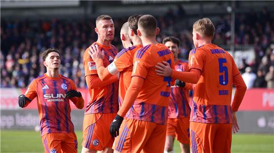 Die Schalker Spieler hatten beim Sieg bei Holstein viel zu jubeln.  
