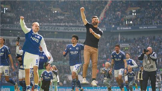 Die Schalker feiern mit ihren Fans.