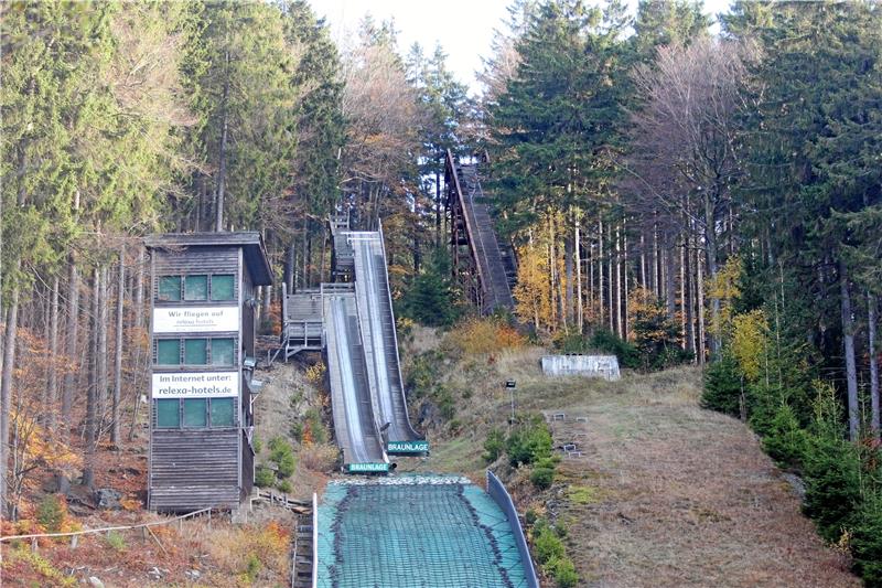 Die Schanzenanlage am Brockenweg Anfang der Woche: Mittlerweile ist die marode 70-Meter-Anlage (rechts) abgerissen worden. An ihre Stelle soll nach Wunsch des Wintersportvereins eine 117-Meter-Skisprungschanze errichtet werden.  Foto: Eggers