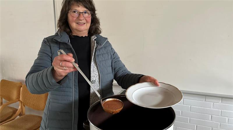Ein verhaltener Start der Braunlager Suppenrunde Die Schatzmeisterin des Sozialfonds, Michaela Gamenik, schenkt auch die Suppe für die gemeinsame Mahlzeit im Gemeindehaus aus.