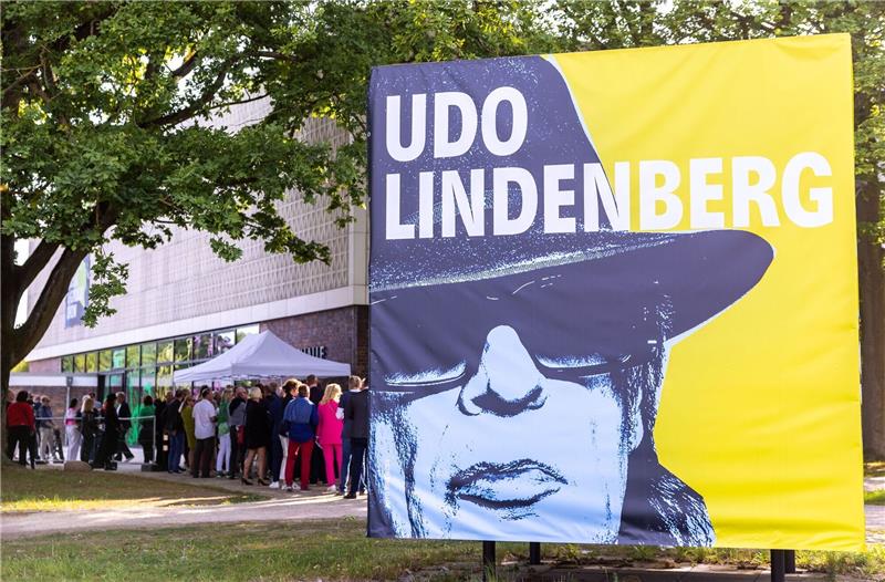 Udo-Lindenberg-Schau eröffnet in Rostocker Kunsthalle Die Schau «Udo Lindenberg – Maler, Musik und große Show» ist bis 27. August in der Rostocker Kunsthalle zu sehen.