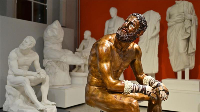 Die Schau zeigt farbig rekonstruierte Kopien berühmter Bronzefiguren.