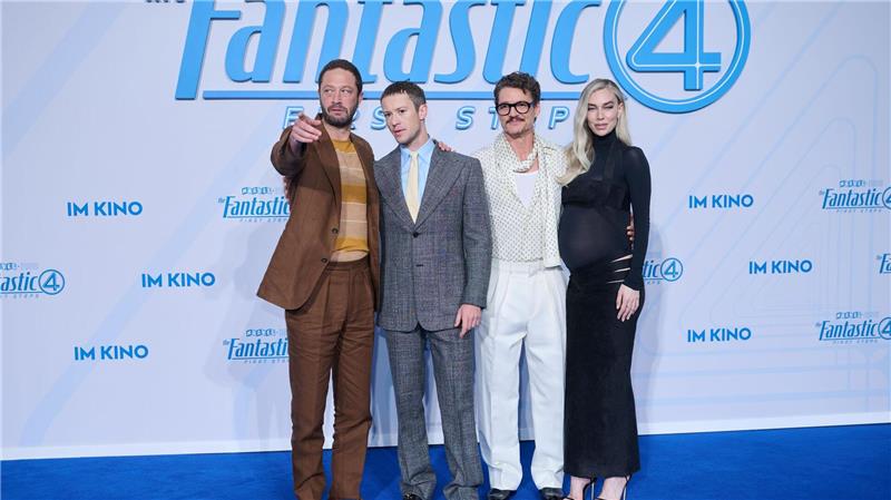 Pedro Pascal – Hollywoods liebenswerter Retter Die Schauspieler Ebon Moss-Bachrach (l-r), Joseph Quinn, Pedro Pascal und Vanessa Kirby präsentierten ihren neuen Film in Berlin.