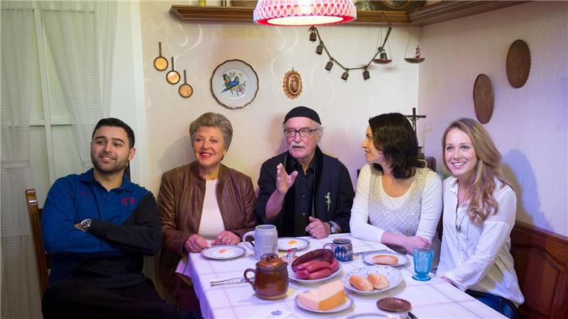 Vor fünf Jahren endete die „Lindenstraße“ Die Schauspieler Hüseyin Ekici (Orkan Kortuglu), Marie-Luise Marjan (Helga Beimer), der Produzent der Fernsehserie „Lindenstraße“, Hans W. Geißendörfer, und die Schauspielerinnen Daniela Bette (Angelina Buchstab) und Clara Dolny (Josi Stadler) sitzen in Speyer im Museum Wilhelmsbau am Technik Museum in der Originalkulisse der Wohnküche der „Lindenstraße“-Hausmeisterin Else Kling.