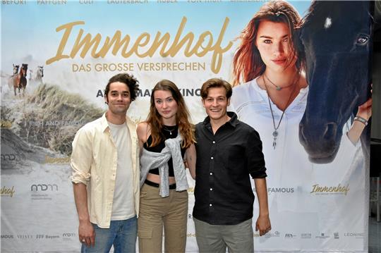 Die Schauspieler Max Befort, Leia Holtwick und Moritz Bäckerling (v.li.) sind zu Besuch in Goslar. Foto: Otte