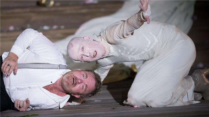 800 Mal der Tod eines Superreichen in Salzburg Die Schauspieler Peter Lohmeyer als Tod und Cornelius Obonya (links) als Jedermann bei einer Probe im Jahr 2016.